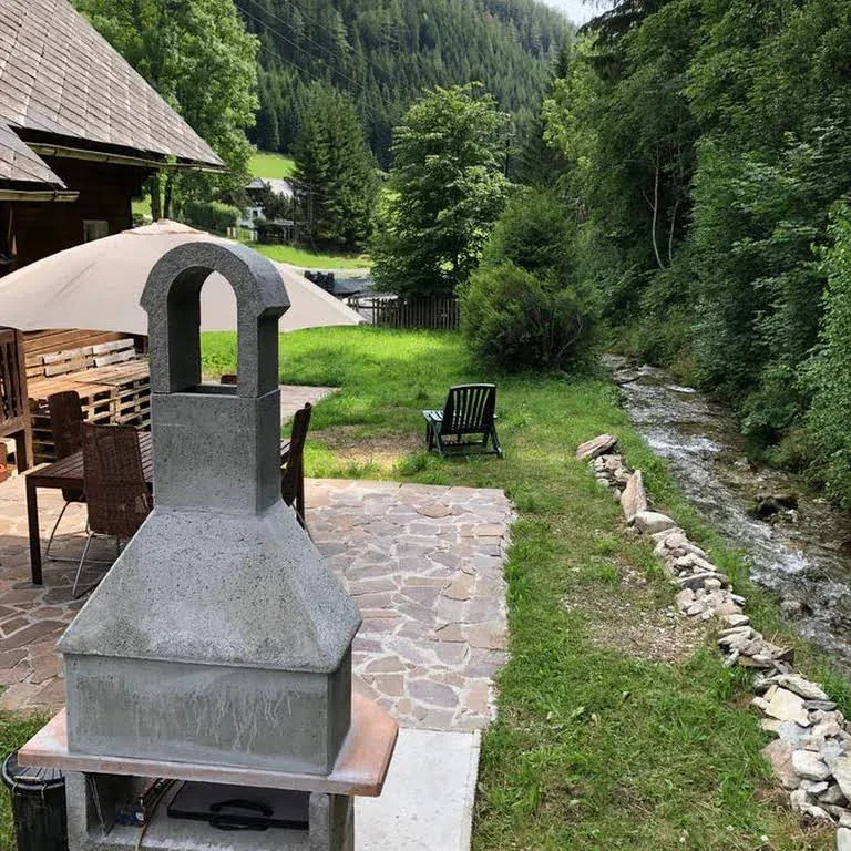 Garten, Naturbach und Grillplatz am Ferienhaus in der Steiermark