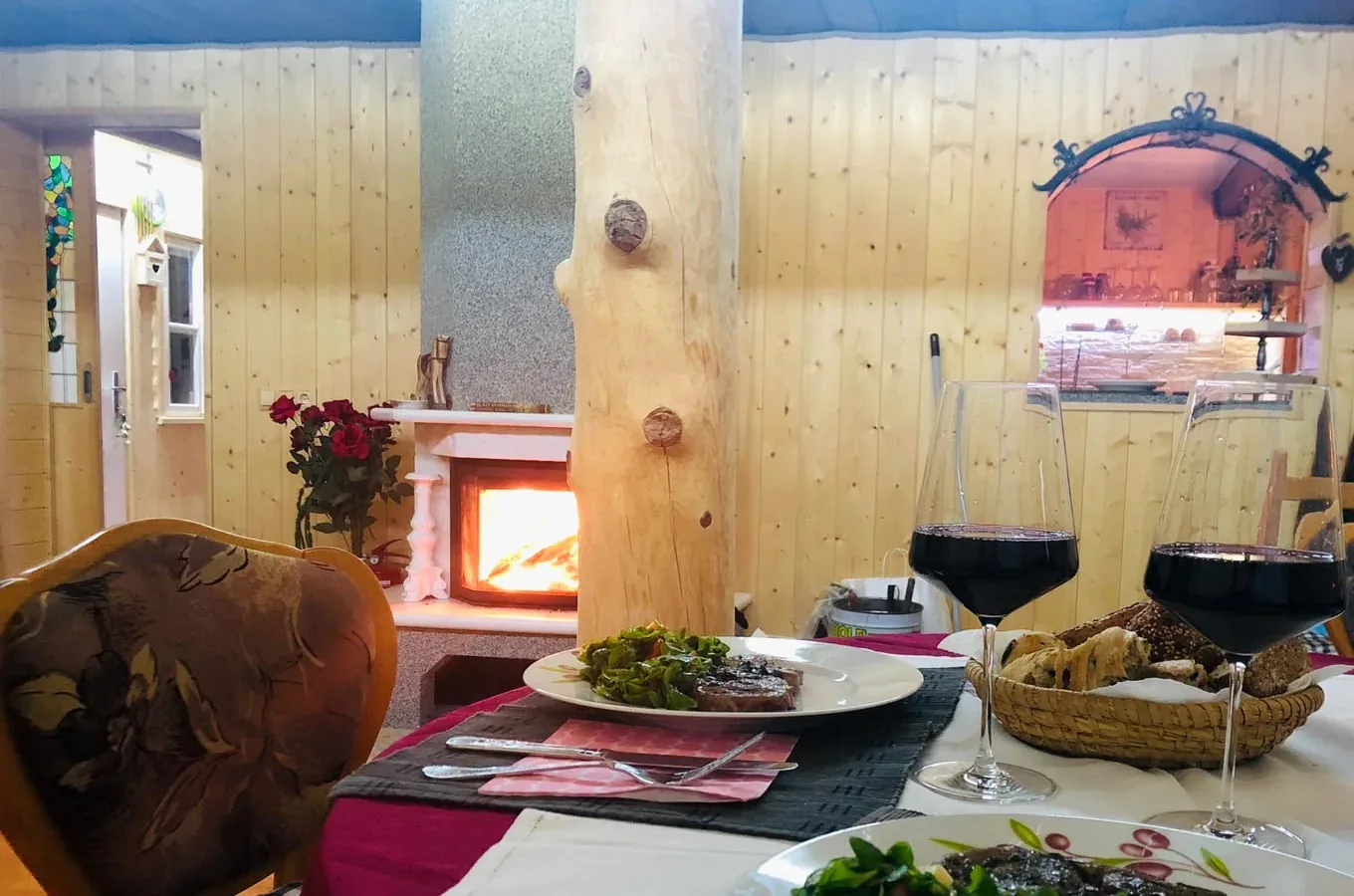 Gedeckter Tisch und Kaminfeuer im Chalet anno 1794
