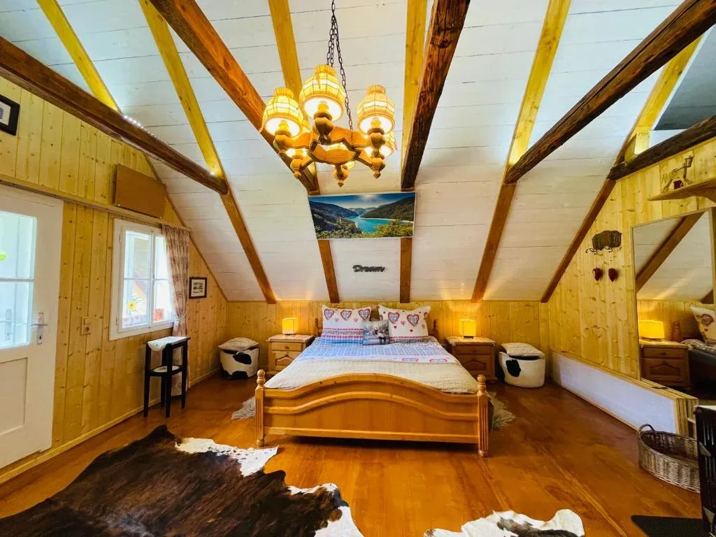 Gemütliches Schlafzimmer mit Holzelementen