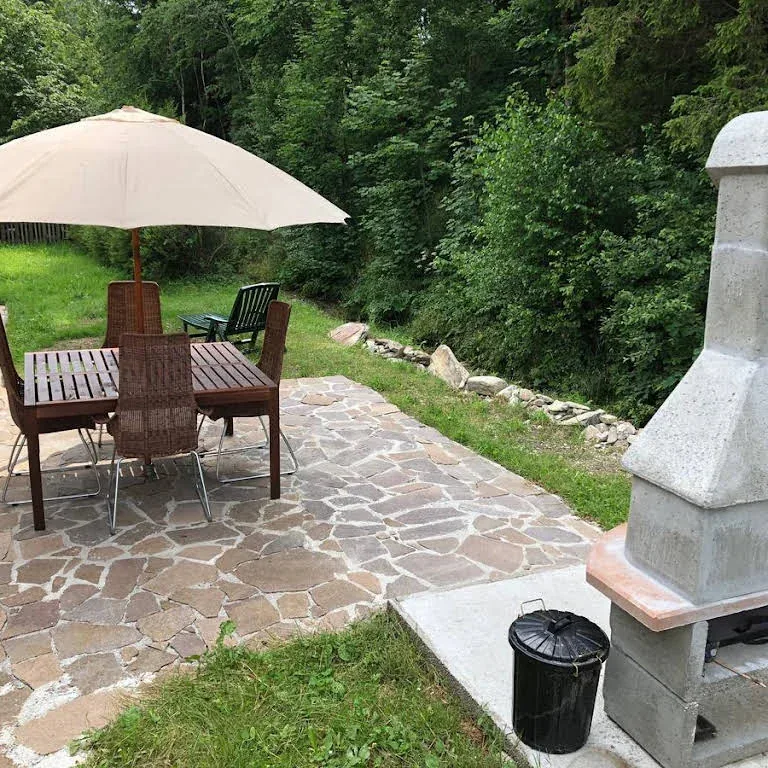 Terrasse und Grillplatz am Ferienhaus in der Steiermark mit Naturbach
