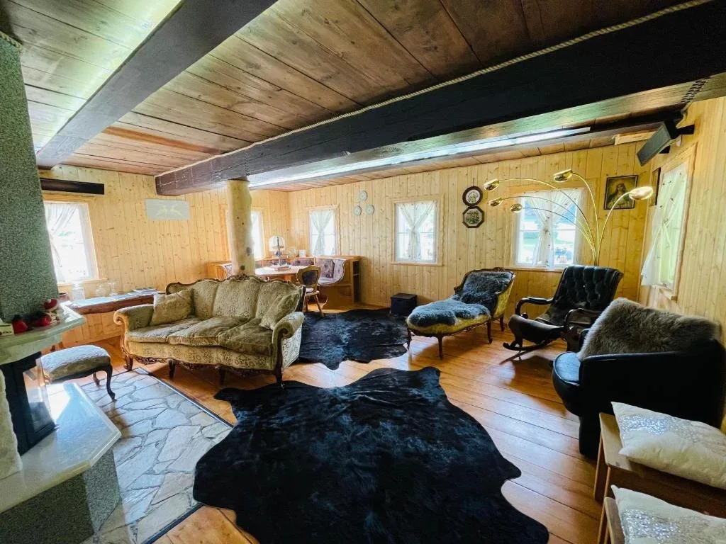 Wohnzimmer mit gemütlicher Einrichtung